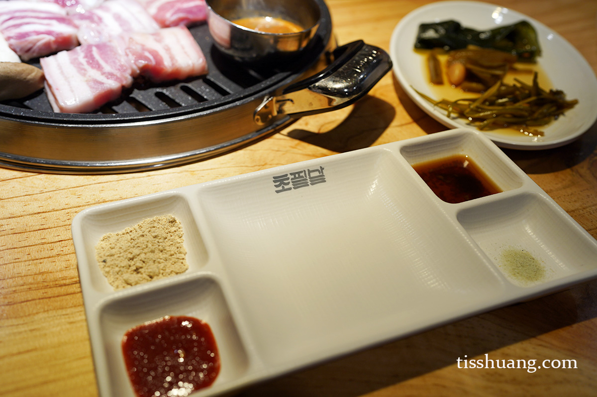 首爾美食, 首爾自由行, 弘大美食, 弘大燒肉 - TISS玩味食尚 超必殺烤豬肉 弘大店