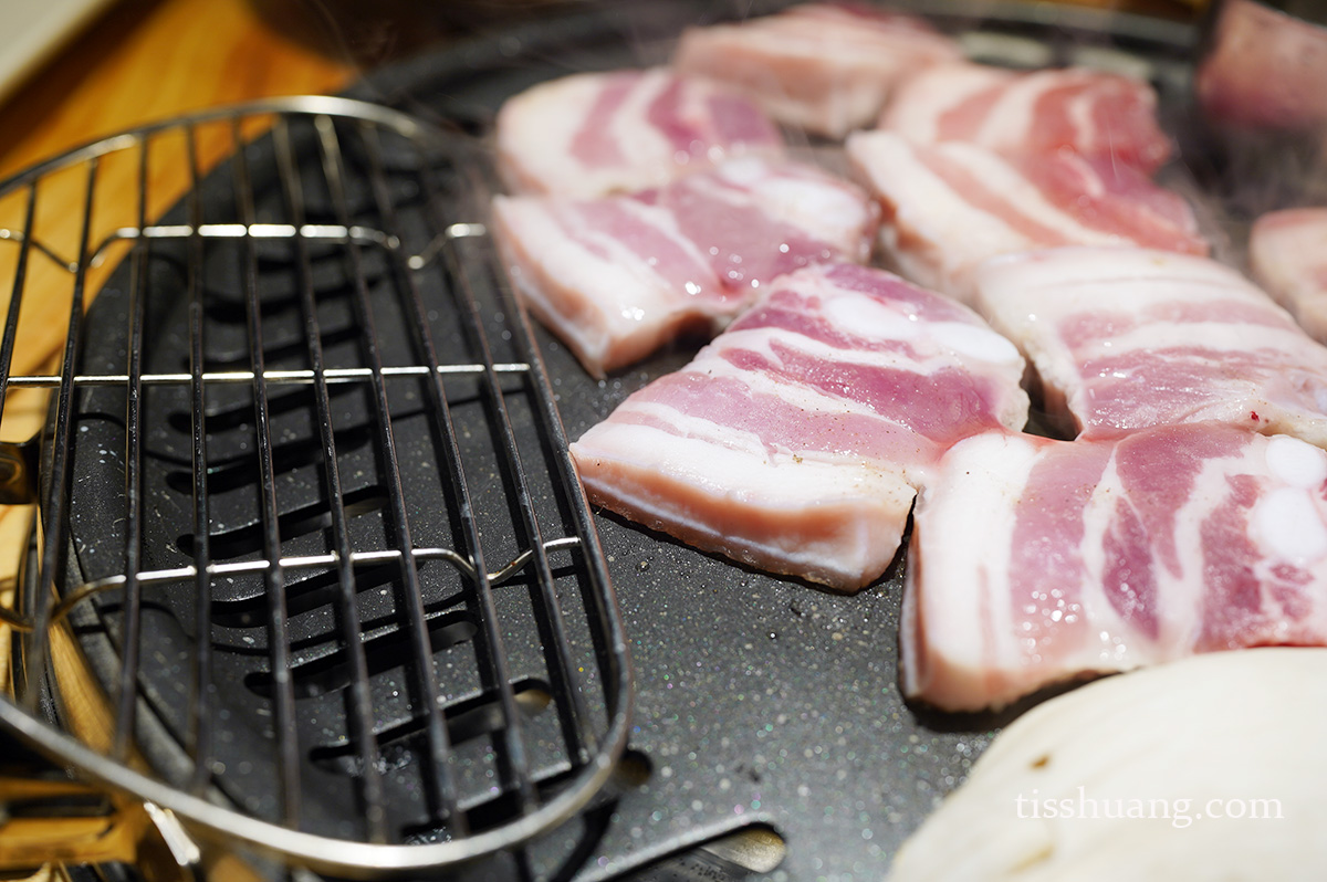 首爾美食, 首爾自由行, 弘大美食, 弘大燒肉 - TISS玩味食尚 超必殺烤豬肉 弘大店