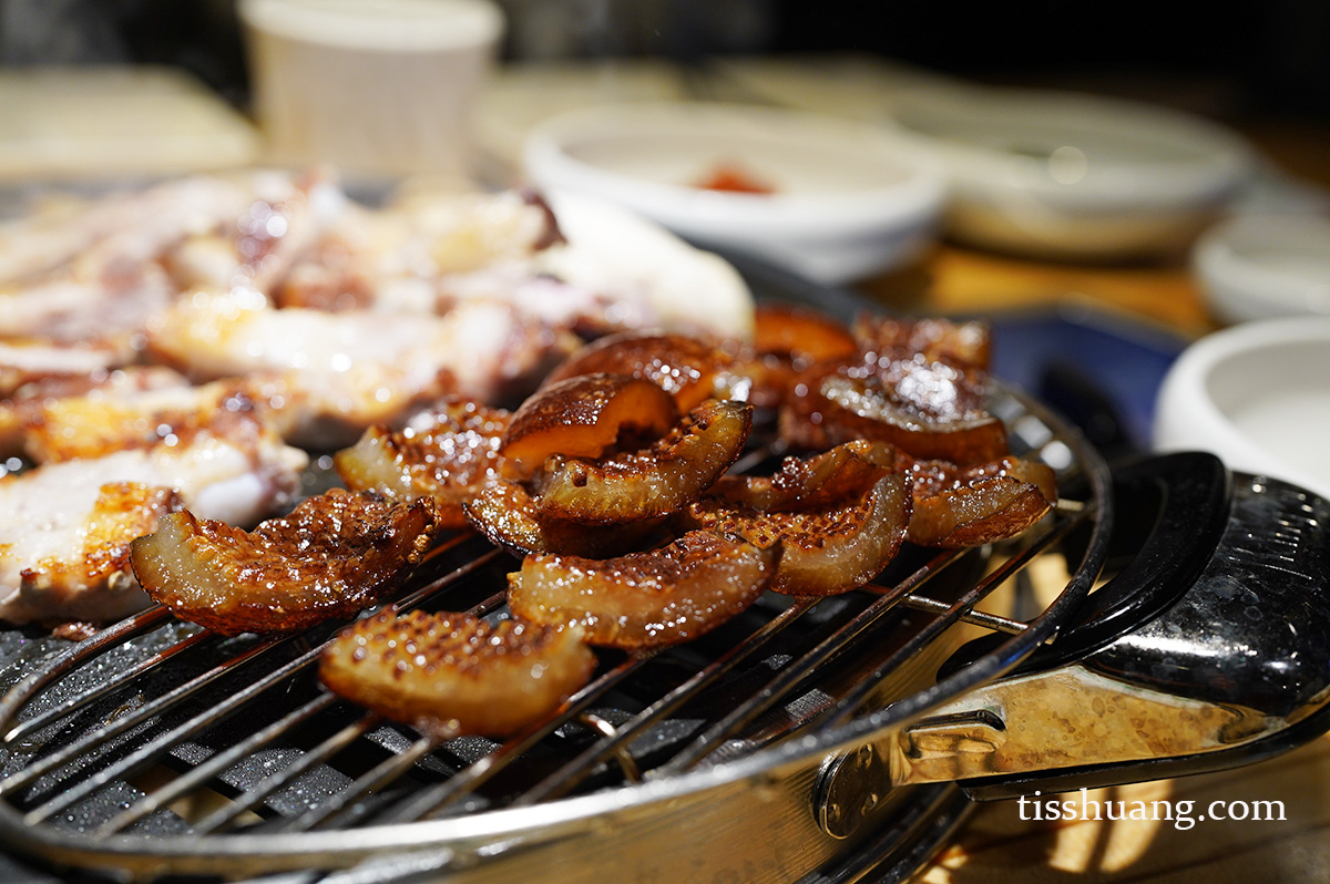 首爾美食, 首爾自由行, 弘大美食, 弘大燒肉 - TISS玩味食尚 超必殺烤豬肉 弘大店
