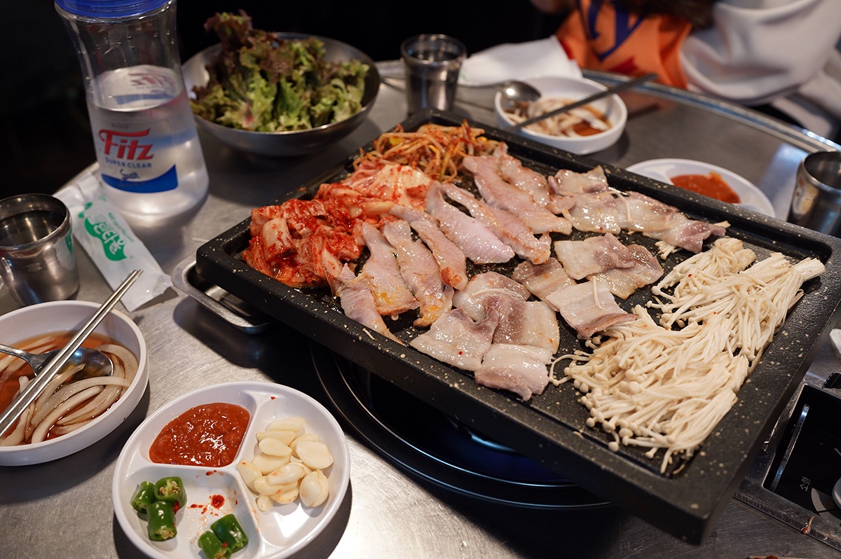 【首爾美食】延南洞隱藏版美食！연남복돼지延南福豬，必點急凍豬五花與豬肚