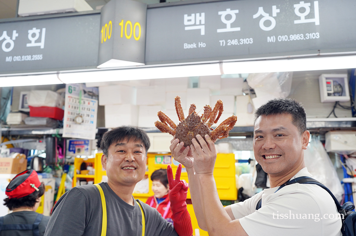 札嘎其市場 100 號超佛心老闆！買帝王蟹送扇貝、鮮蚵，超完整交通與用餐心得分享