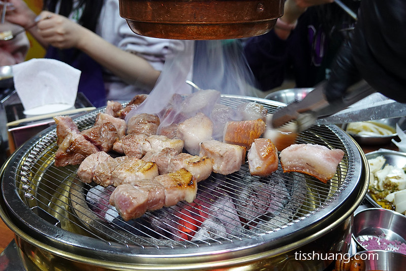 【首爾美食】弘大烤肉推薦：林間路肉舖（숲길정육점）銷魂五花肉、炸醬麵加起司，好想天天報到！